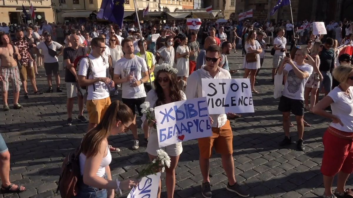 Stovky lidí v Praze demonstrovaly na podporu Běloruska